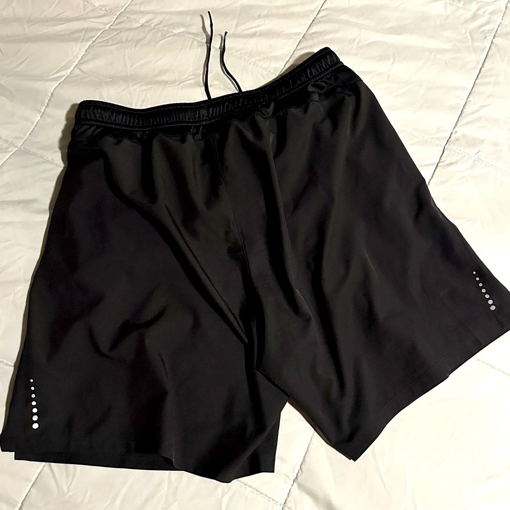 Old Navy Men’s Medium Quick Dry Reflective Running Shorts with Zippered Pocket